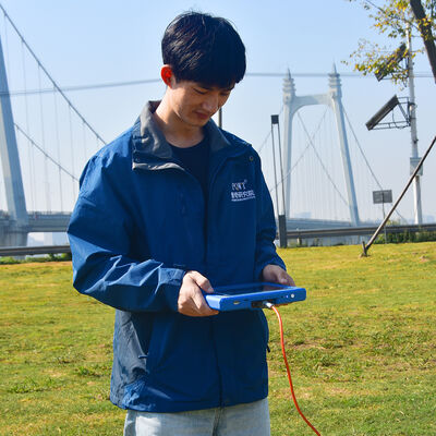 PQWT TC150 भूजल डिटेक्टर 150 मीटर गहराई 7 इंच टच स्क्रीन और भूभौतिकीय जल सर्वेक्षण के लिए ट्रिपल फ़्रीक्वेंसी के साथ